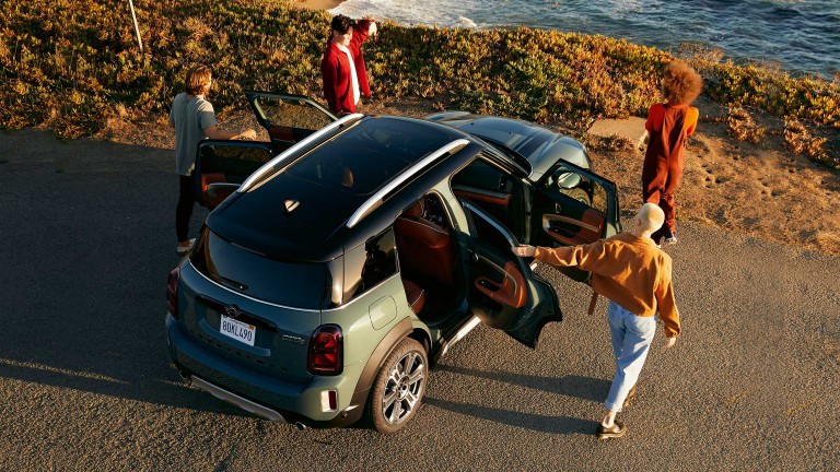 Новый MINI Countryman – зеленый и черный – вид спереди