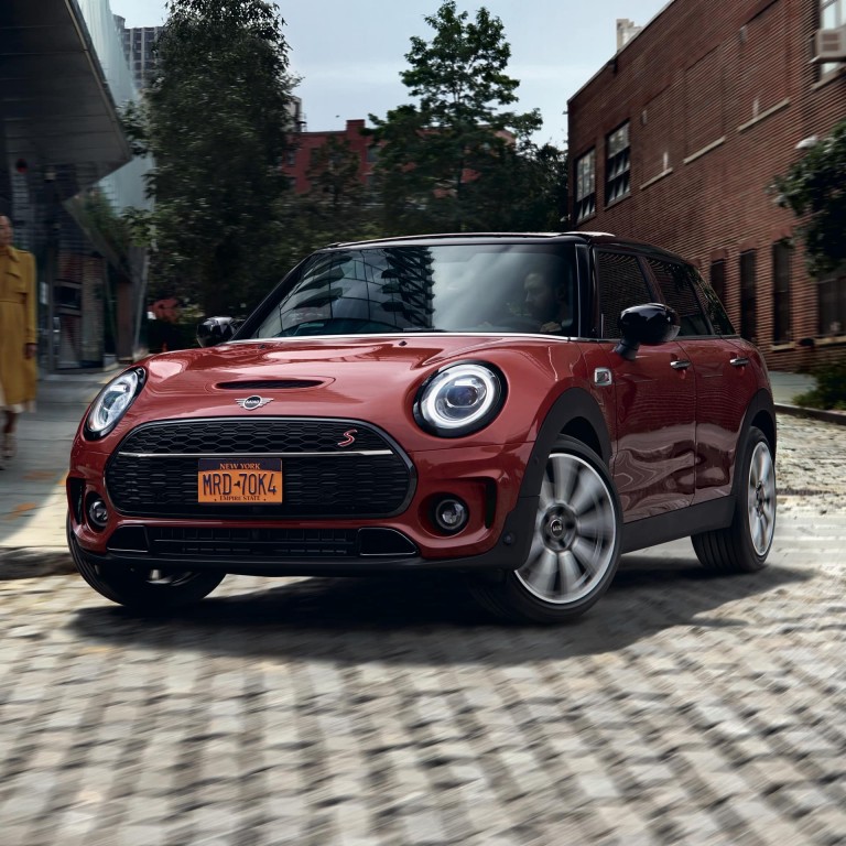 MINI Clubman – красный с черным – вид спереди