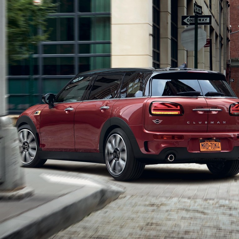 MINI Clubman – красный с черным – вид сзади с фонарями Union Jack