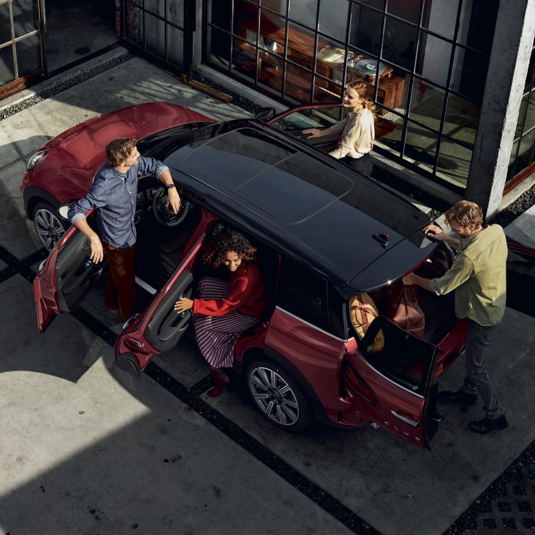 MINI Clubman – красный с черным – шесть открытых дверей, вид сверху