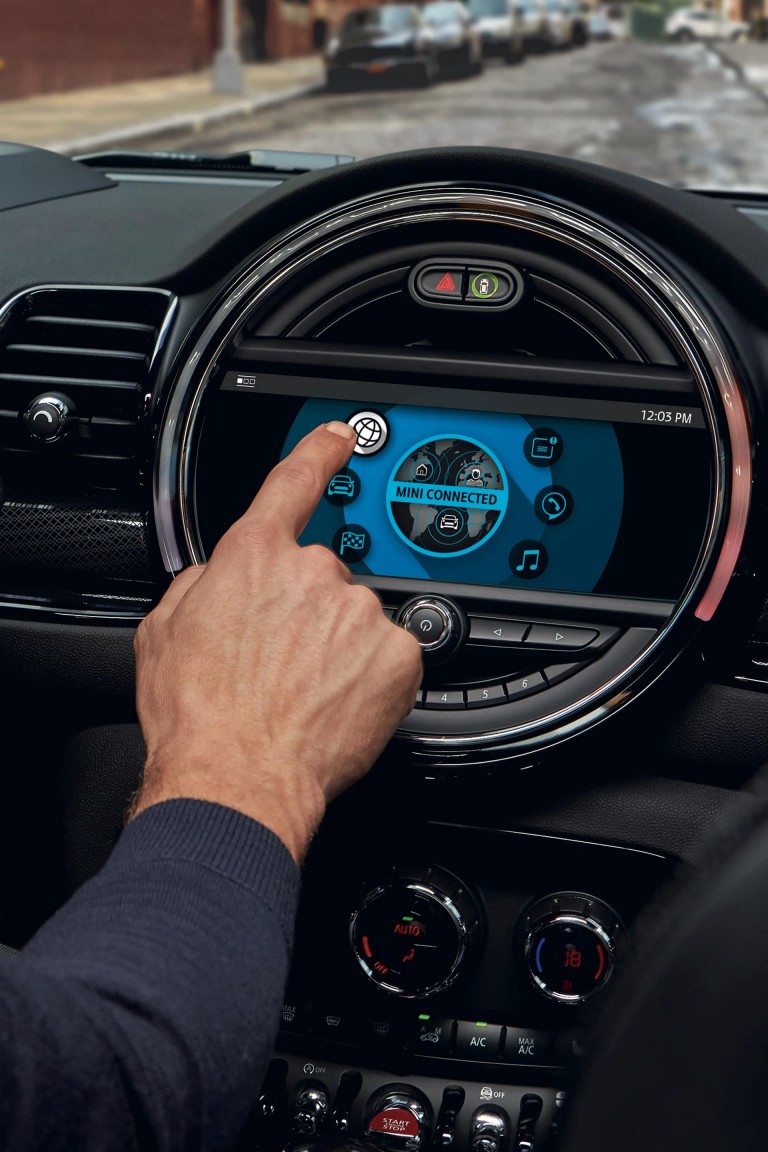 MINI Clubman – интерьер – сенсорный экран на центральной консоли