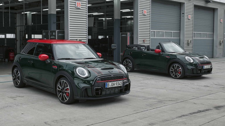 MINI John Cooper Works – зеленый и красный, вид спереди – сравнение моделей