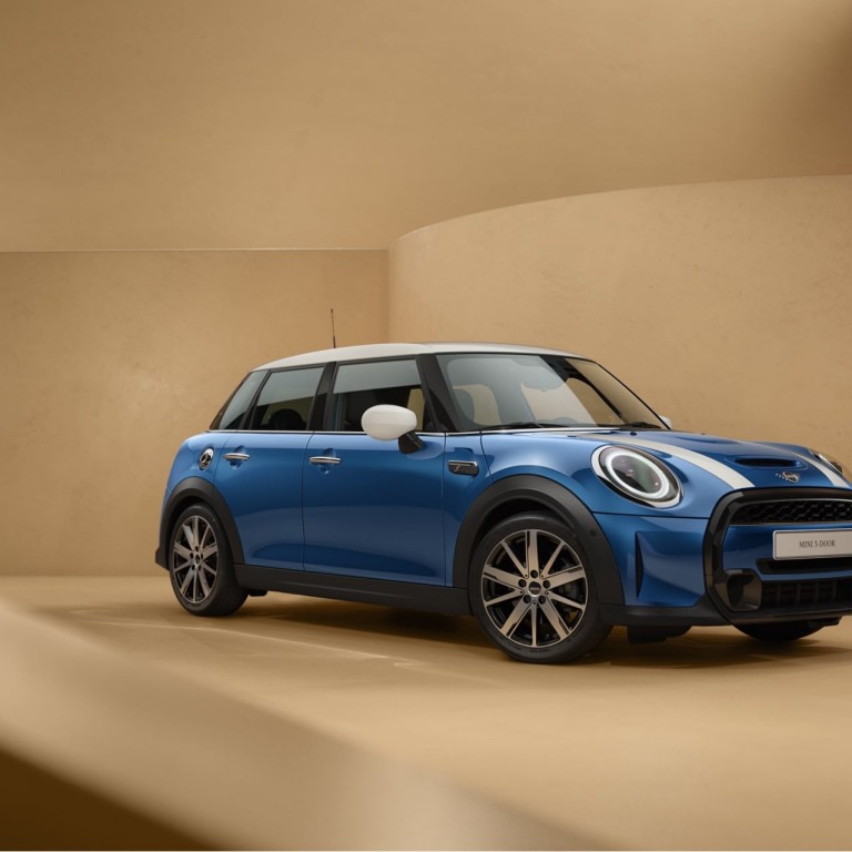 5-дверный хэтчбек MINI - вид спереди сбоку - синий и белый