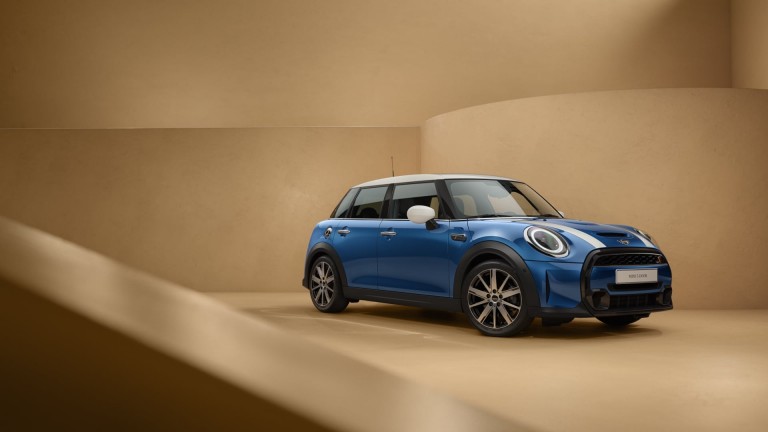 5-дверный хэтчбек MINI - вид спереди сбоку - синий и белый