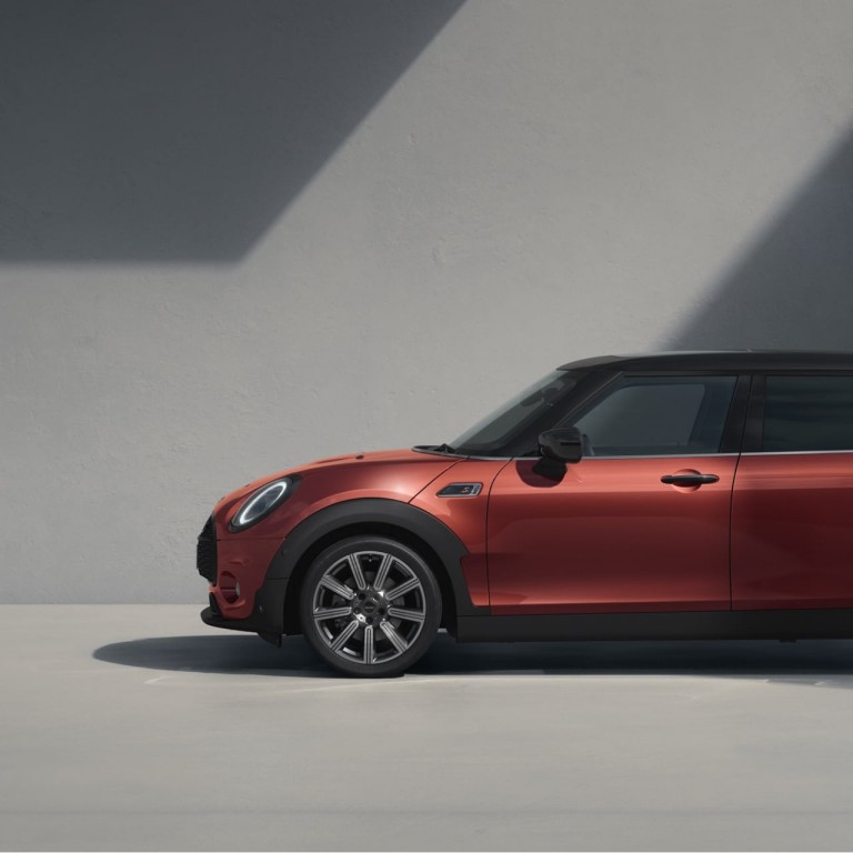 MINI Clubman – вид сбоку – красный и черный