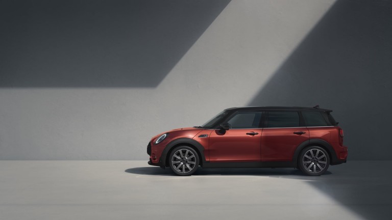 MINI Clubman – вид сбоку – красный и черный